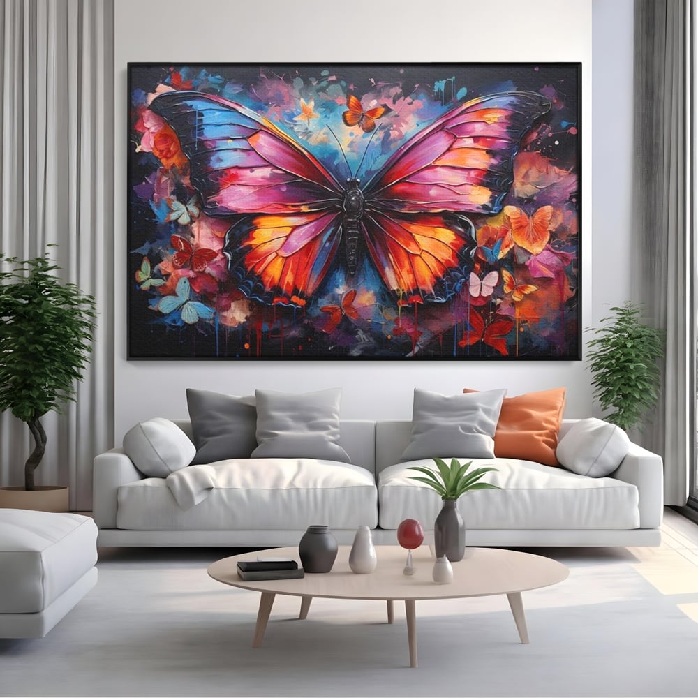 Tablou canvas cu tablou canvas cu fluture central multicolor, in rama de aluminiu negru, pe perete intr-un living